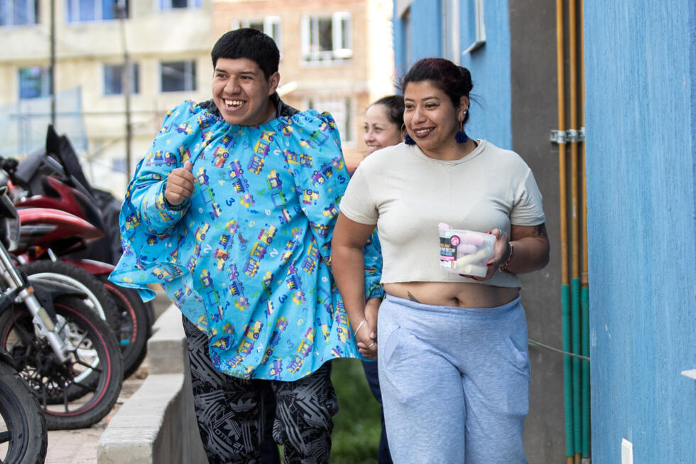 Nataly Ahumada camina con su hijo Mateo Ahumada cerca de su casa en Bogotá el 7 de febrero de 2025.