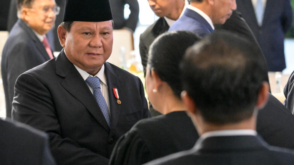 El presidente de Indonesia, Prabowo Subianto, dialoga con la presidenta de la Cámara de Representantes, Puan Maharani, en el acto de lanzamiento del fondo soberano Daya Anagata Nusantara, o Danantara, el 24 de febrero de 2025 en Yakarta