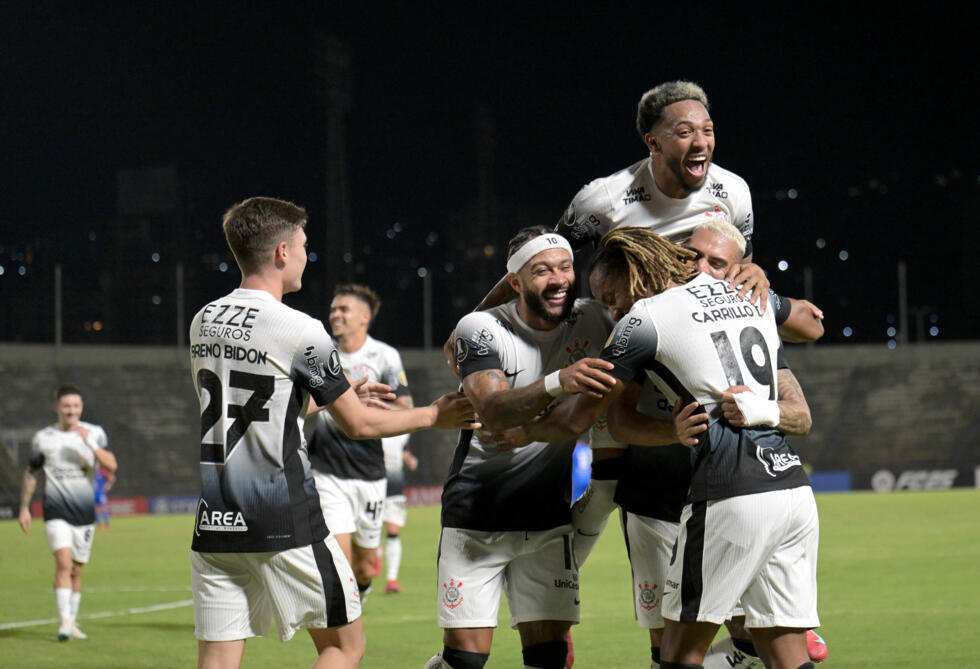 El atacante peruano André Carrillo (19) celebra con sus compañeros su tanto para el Corinthians frente a Universidad Central de Venezuela el 19 de febrero de 2025 en Caracas por la segunda fase de la Copa Libertadores