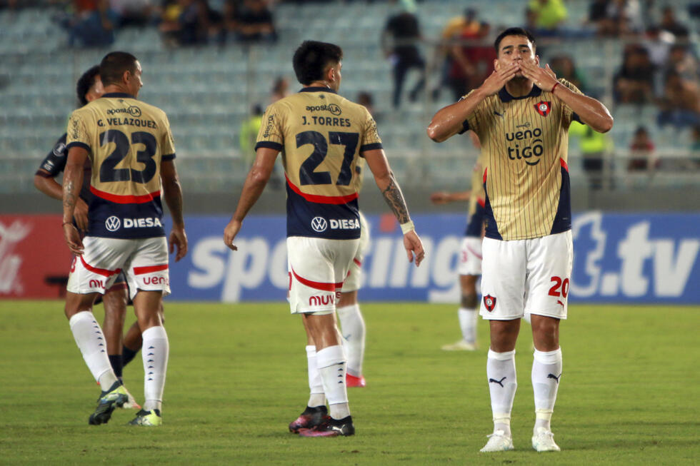 El mediocampista de Cerro Porteno #20 Wilder Viera celebra tras anotar en duelo ante Monagas de Venezuela en Copa Libertadores, en Maturín, el 20 de febrero de 2025