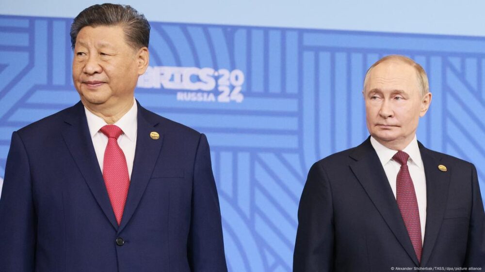 Xi Jinping y Vladimir Putin en la 16ª cumbre de los BRICS, en Rusia. (Archivo).