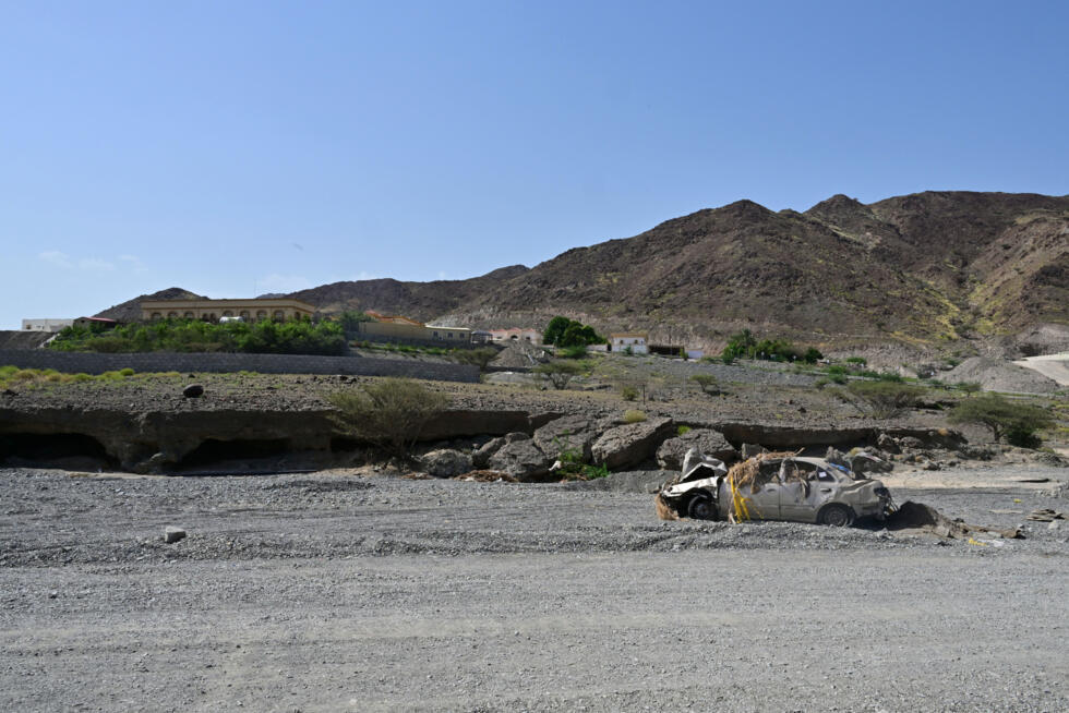 Un vehículo destruido por las fuertes lluvias, abandonado en una carretera también afectada en Fujairah, en Emiratos Árabes Unidos, el 16 de mayo de 2024