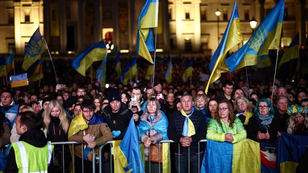 Decenas de personas con banderas de Ucrania ssisten a una concentración para apoyar a ese país con motivo del tercer aniversario de la invasión rusa, el 24 de febrero de 2025 en Trafalgar Square, en el centro de Londres