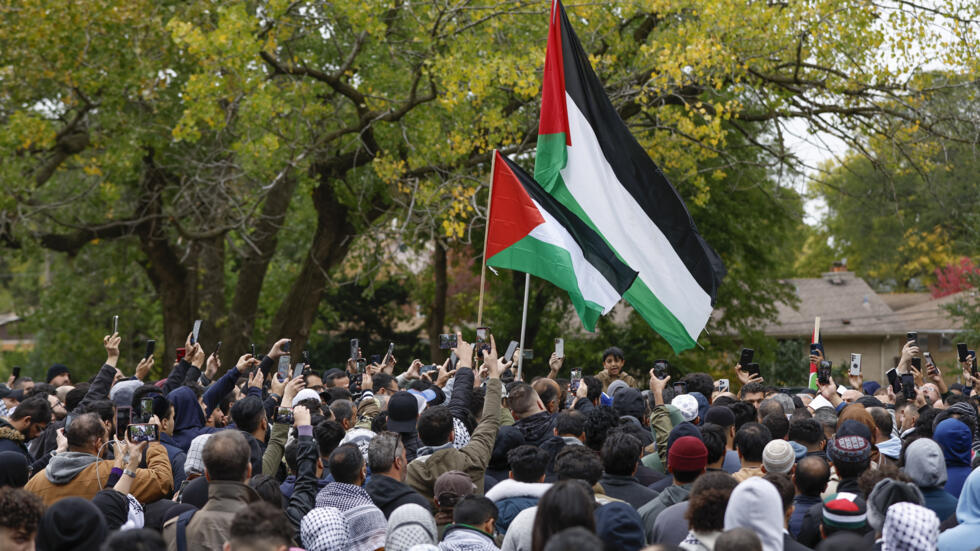 Familiares y miembros de la comunidad asisten al funeral de Wadea Al-Fayoumi, de seis años, el 16 de octubre de 2023 en LaGrange, Illinois