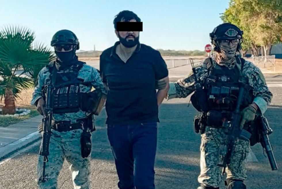 Una imagen publicada por la Guardia Nacional Mexicana muestra a Juan Carlos Félix Gastelum, alias El Chavo y yerno de Ismael 'Mayo' Zambada, escoltado por dos agentes en el municipio de Quila (estado de Sinaloa), el 18 de enero de 2025 al oeste de México