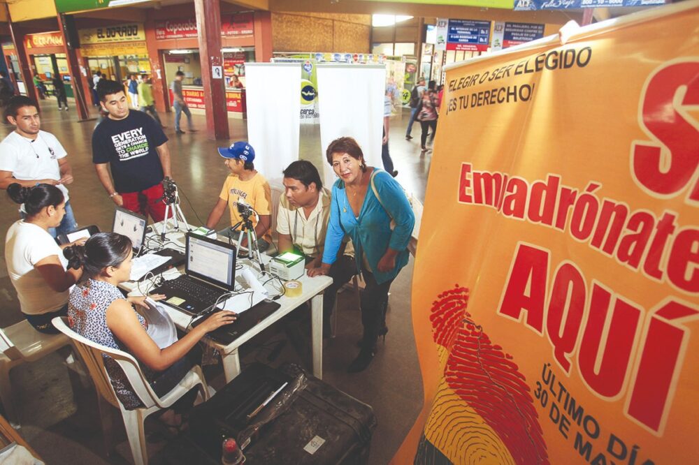 Ciudadanos acuden a los puntos de empadronamiento masivo para la actualización del registro de votantes previo a una elección