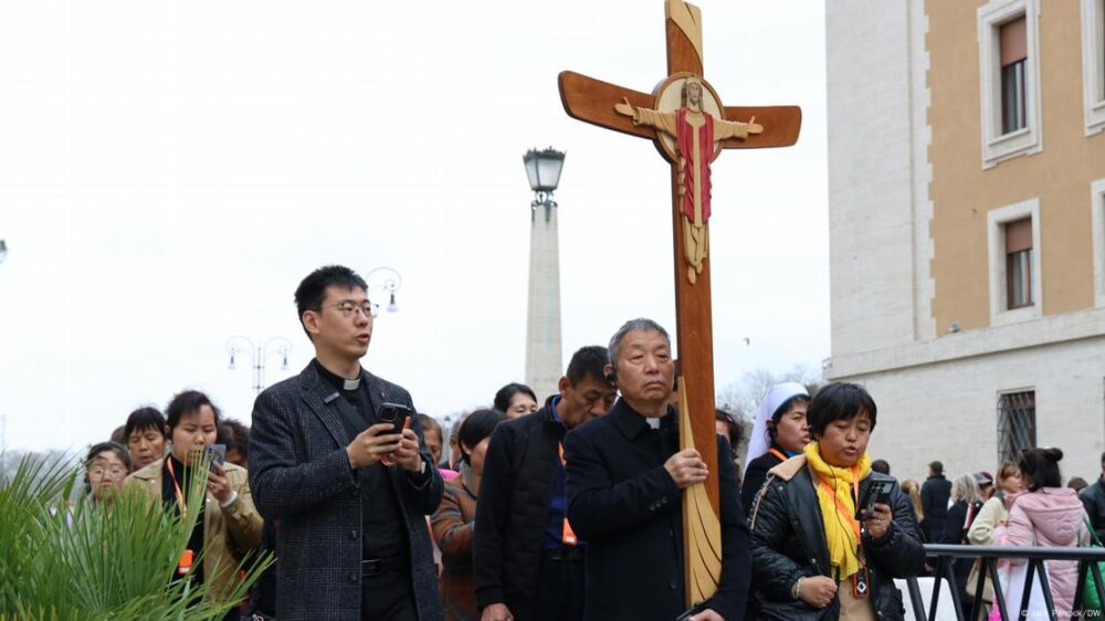 Oraciones por la salud del papa Francisco en Roma. (25.02.2025).