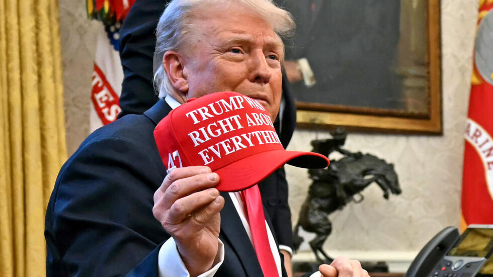 El presidente de EEUU, Donald Trump, sostiene una gorra con la frase 'Trump tenía razón en todo' tras firmar una orden ejecutiva en el Despacho Oval, el 25 de febrero de 2025 en Washington