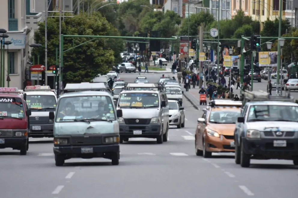 Desde este miércoles rige un alza de tarifas en los minibuses que fue autorizada por la Alcaldía. Foto Abi