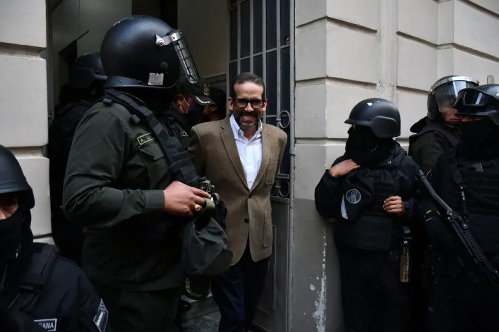 Luis Fernando Camacho abandona el Palacio de Justicia, en La Paz. Foto: APG