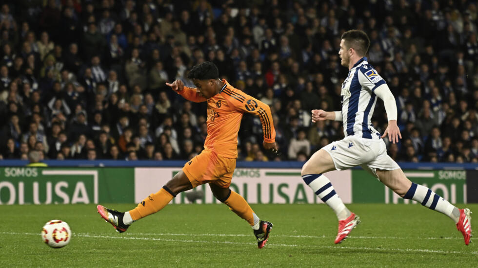 El delantero brasileño del Real Madrid, Endrick, marca ante la Real Sociedad en la ida de semifinales de la Copa del Rey, el 26 de febrero de 2025
