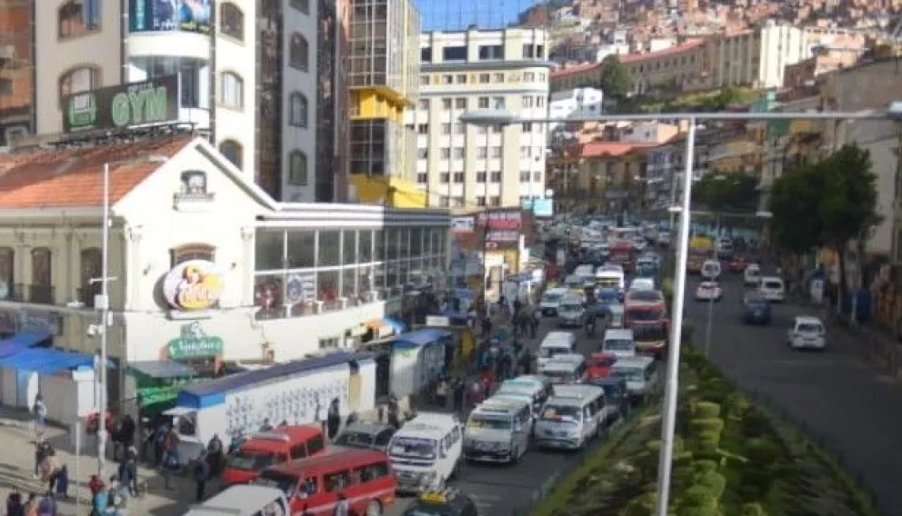 Minibuses circulan por el centro de la ciudad de La Paz. Foto: AMUN