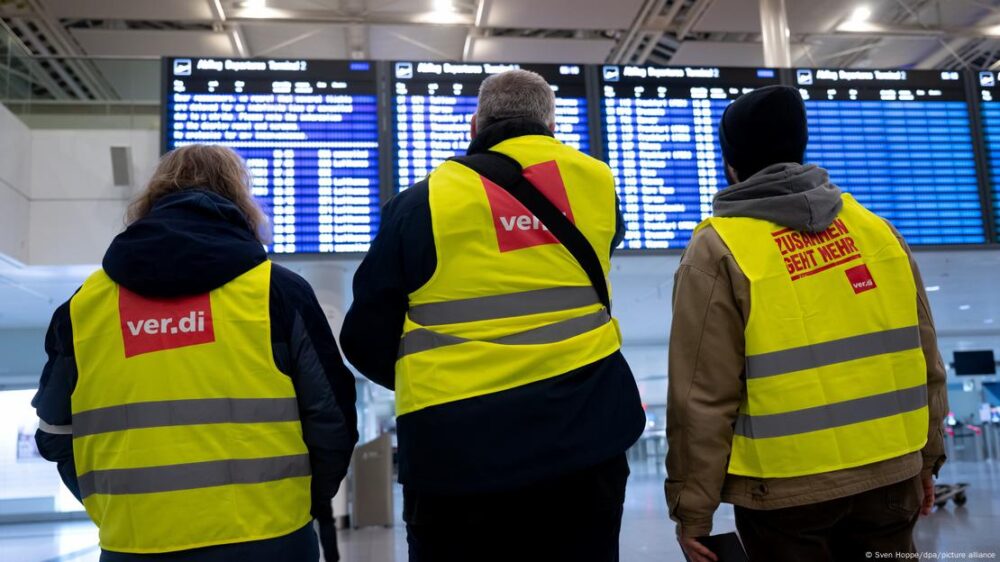 Trabadores del aeropuerto de Múnich con chalecos del sindicato ver.di.