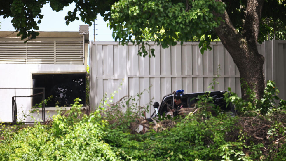 El Servicio Bolivariano de Inteligencia Nacional (SEBIN) monta guardia frente a la residencia del embajador de Argentina en Caracas el 7 de septiembre de 2024