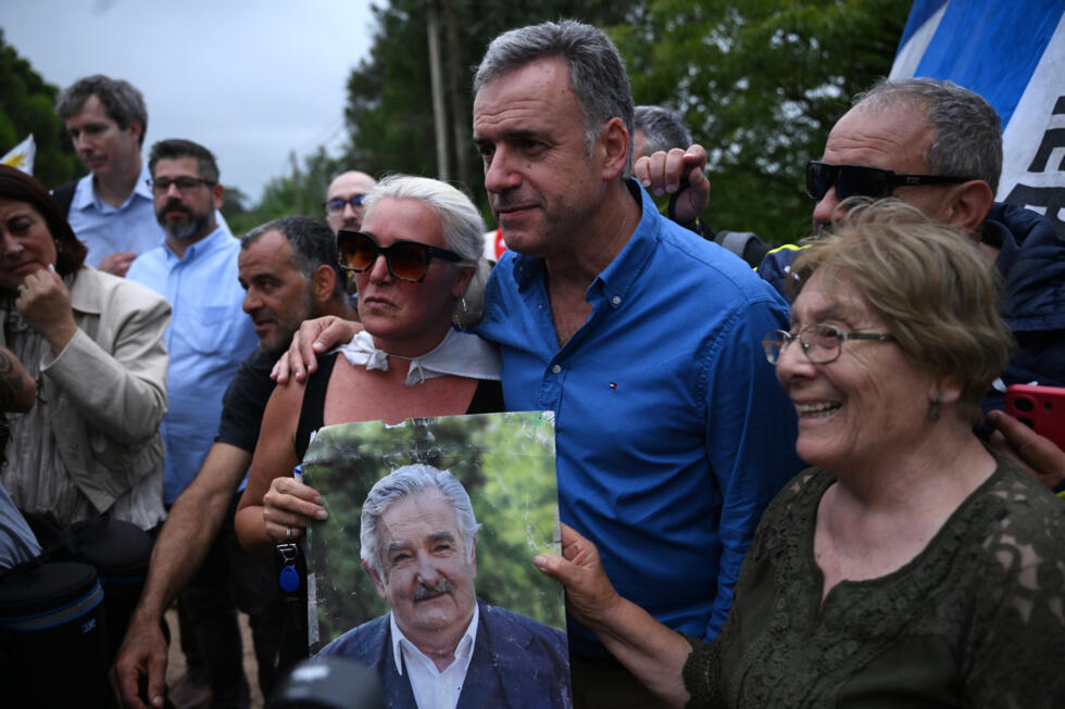 Yamandú Orsi posa para una fotografía con sus partidarios después de una reunión con el expresidente Mujica, un día después de ganar el balotaje