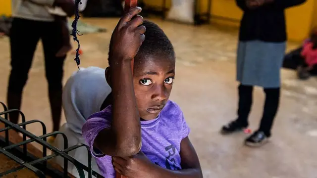 Niño en un refugio para familias desplazadas