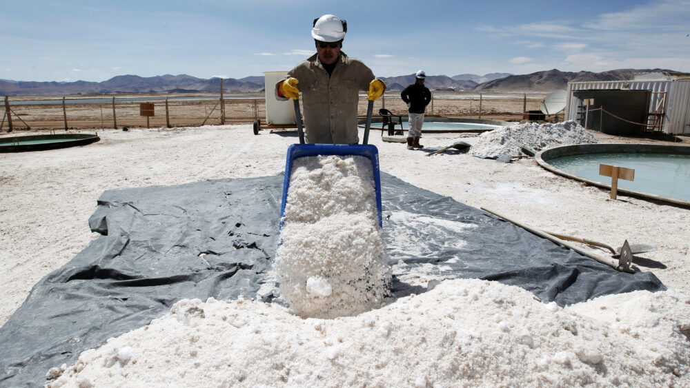 Bolivia acelera la industrialización del litio y proyecta beneficiarse con la producción entre 2024 y 2025