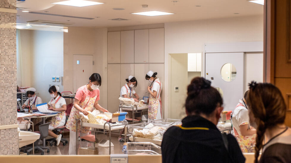 Personal médico atendiendo a unos bebés en el hospital Jikei, en Kumamoto, Japón, el 10 de junio de 2022