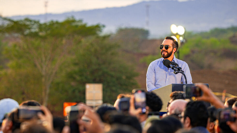 El presidente de El Salvador, Nayib Bukele, en la ceremonia de colocación de la primera piedra del nuevo Aeropuerto Pacífico, en La Unión, el 25 de febrero de 2025