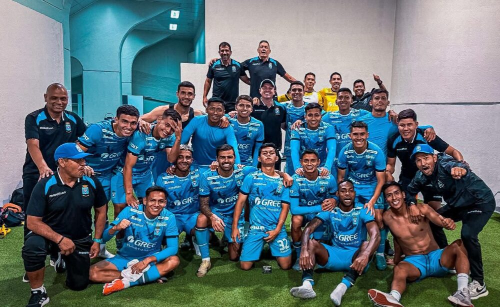 Los jugadores de Blooming junto al cuerpo técnico de Mauricio Soria