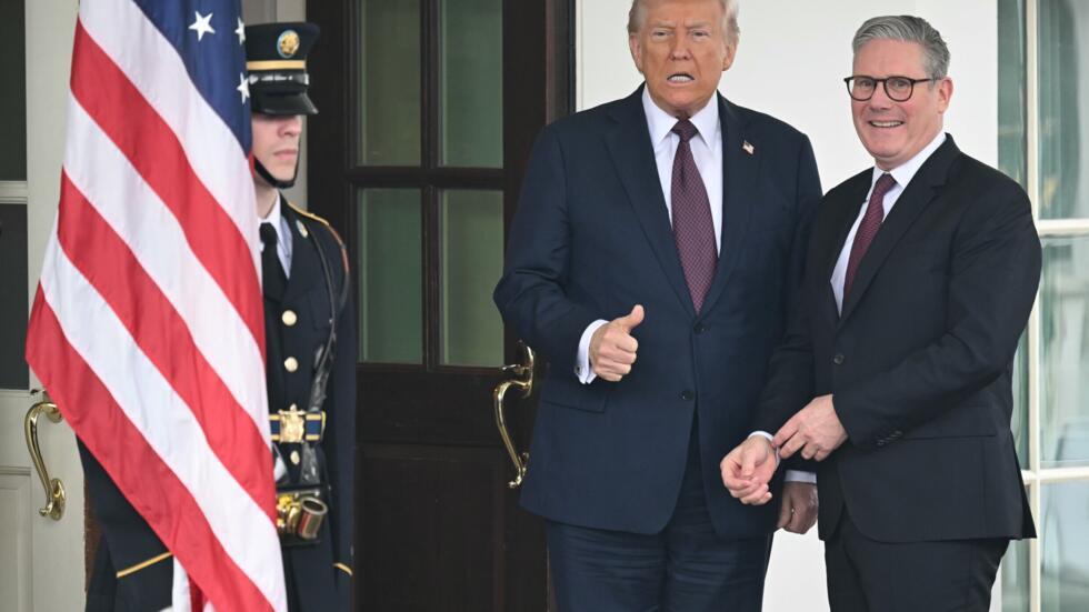 El presidente estadounidense Donald Trump (I) recibe al primer ministro británico Keir Starmer en la Casa Blanca el 27 de febrero de 2025