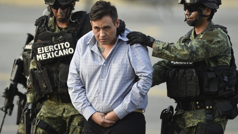 Imagen de archivo del denominado líder del extinto cártel de Los Zetas, óscar Omar Trevino, alias "Z-42", bajo custodia para ser presentado ante la prensa en el aeropuerto de de Ciudad de México, el 4 de marzo de 2015.