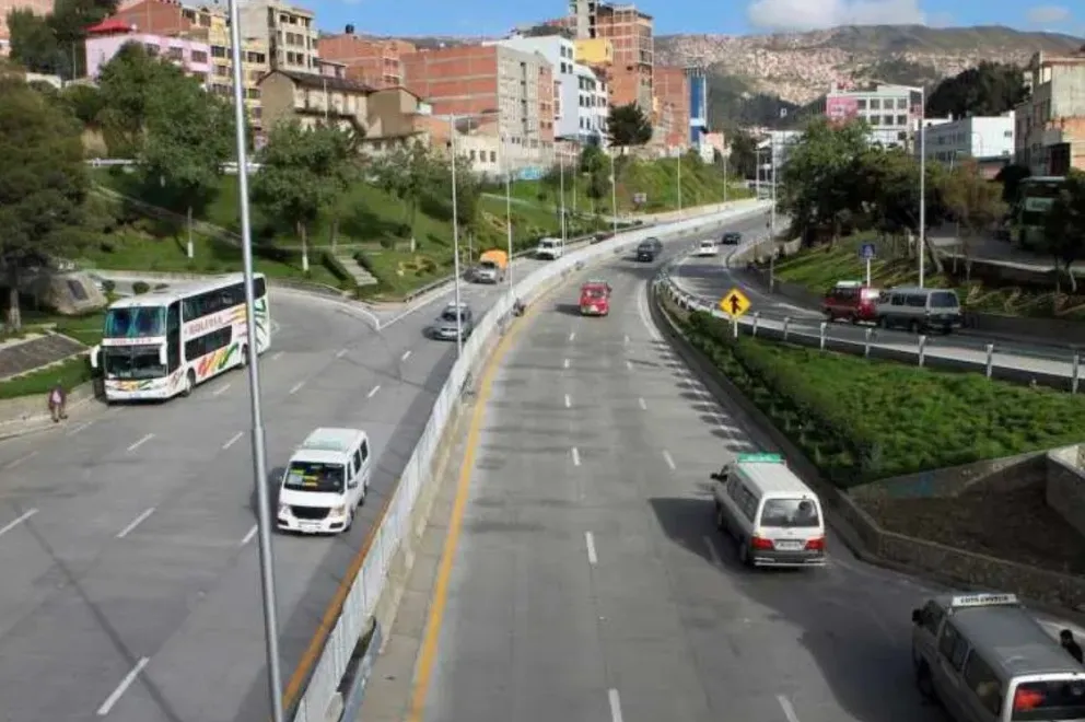 Vehículos en la Autopista La Paz-El Alto. Foto: Opinión