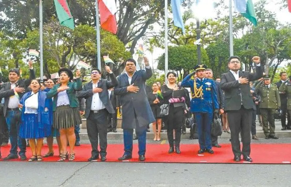 Martín Maturano, delegado presidencial del Bicentenario (centro), en un acto en la ciudad de Sucre, en el marco de la Agenda. Foto: Facebook Luis Arce