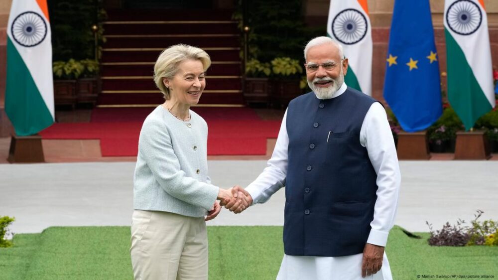 La presidenta de la Comisión Europea, Ursula von der Leyen, y el primer ministro indio, Narendra Modi, se dan la mano en Nueva Delhi.