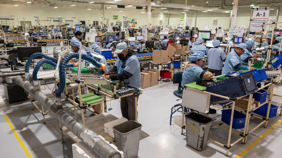 Trabajadores en la fábrica de SMK Electronics en Tijuana, estado de Baja California, México, el 20 de febrero de 2025.