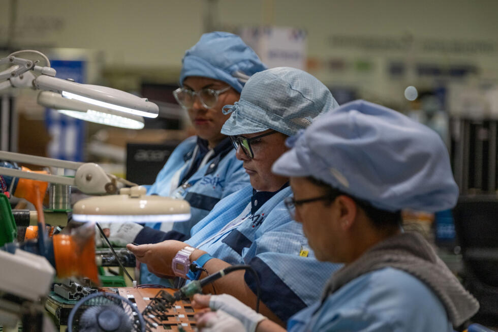 Trabajadoras en la fábrica de SMK Electronics en Tijuana, estado de Baja California, México, el 20 de febrero de 2025.