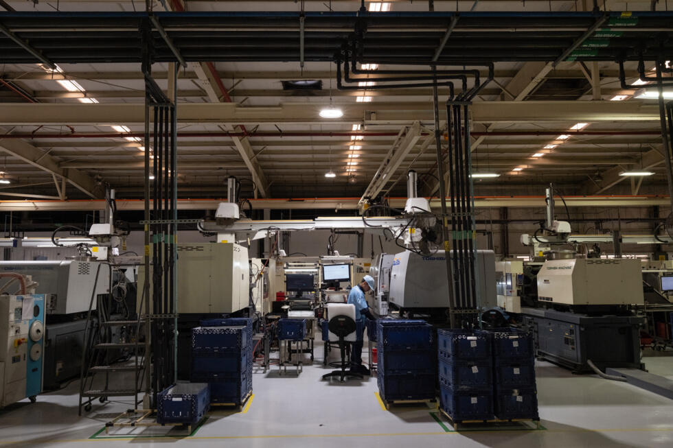 Un empleado trabaja en la fábrica SMK Electronics en Tijuana, estado de Baja California, México, el 20 de febrero de 2025.