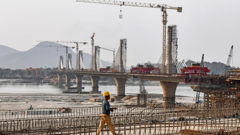 Un puente en construcción sobre el río Brahmaputra en Guwahati, India, el 27 de febrero de 2025