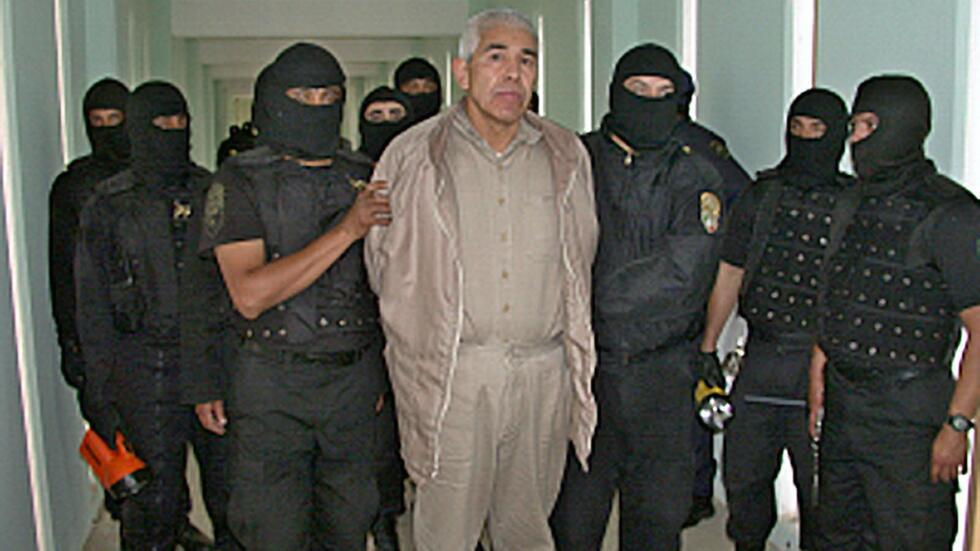 Imagen de archivo de la Policía Federal Preventiva de México en la que se ve custodiado al narcotraficante Rafael Caro Quintero (C) tras una operación en la prisión de Puente Grande, en Guadalajara, México, el 29 de enero de 2005.