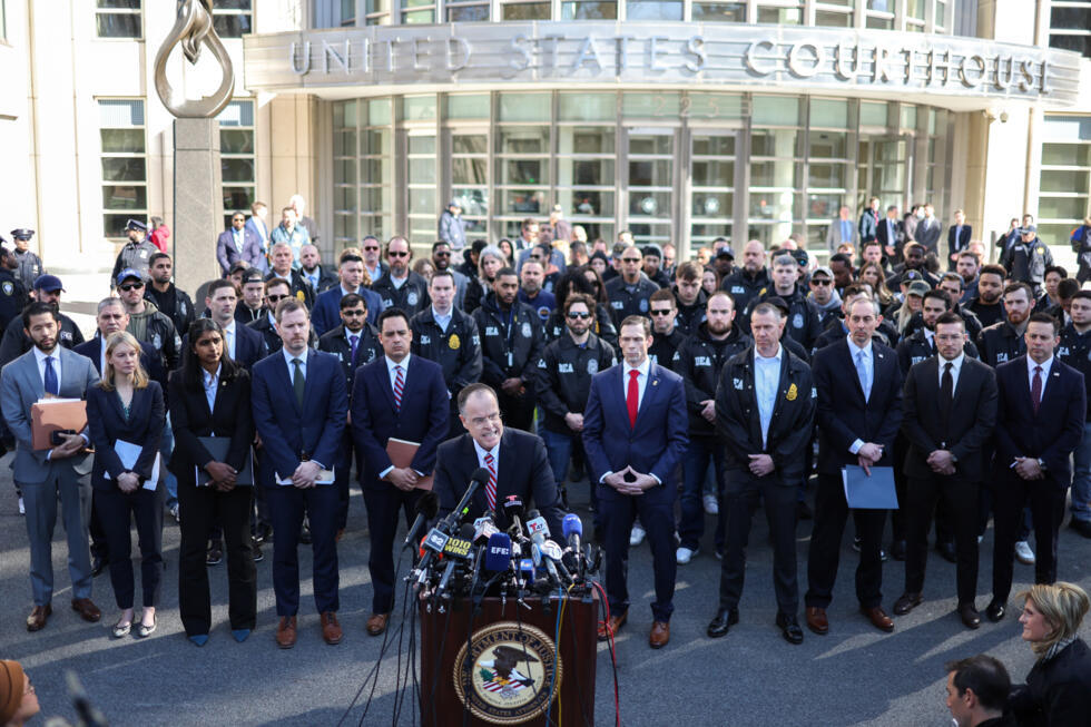 El fiscal del Tribunal Federal del distrito este de Nueva York, John J. Durham, flanquedo por agentes de la DEA, la agencia antidrogas de Estados Unidos, en una conferencia de prensa al término de la comparecencia ante la justicia del "capo de capos" Rafael Caro Quintero y de Vicente Carrillo Fuentes, el 28 de febrero de 2025