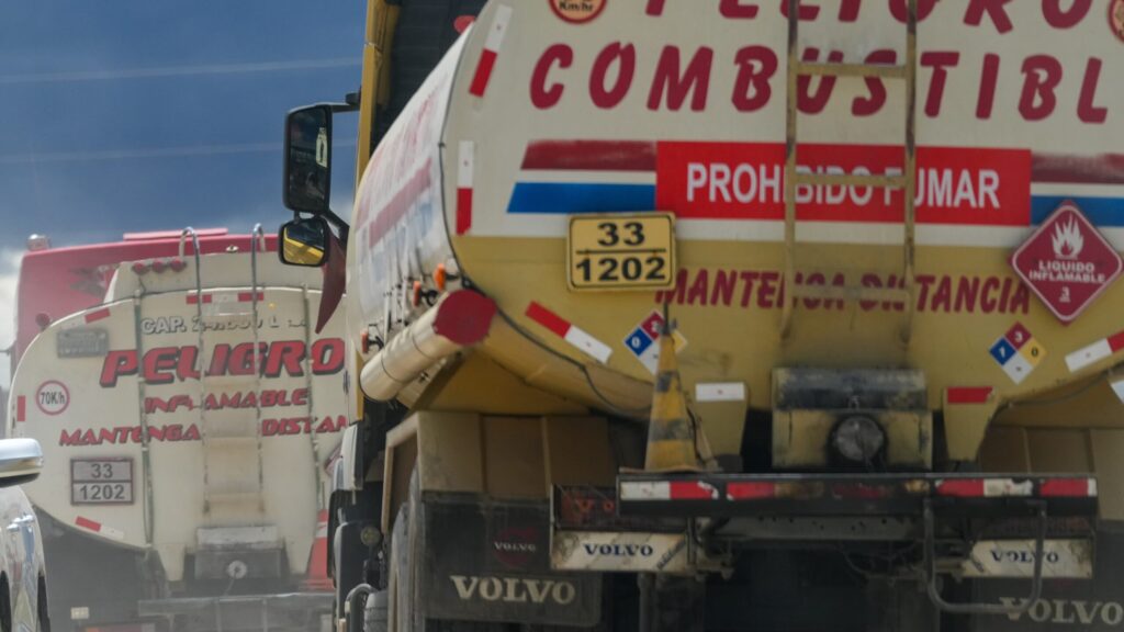 Cisternas con combustibles en la planta de YPFB de Senkata. / Foto: YPFB.