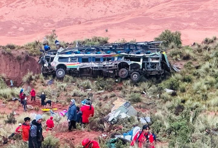 El bus que se embarrancó en la ruta Oruro - Potosí. que deja unos 25 fallecidos / Foto: Radio Kollasuyo.