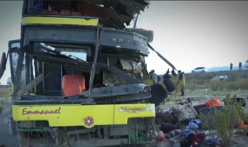 El bus que se estrelló cerca de Uyuni. / Foto.: El Potosí