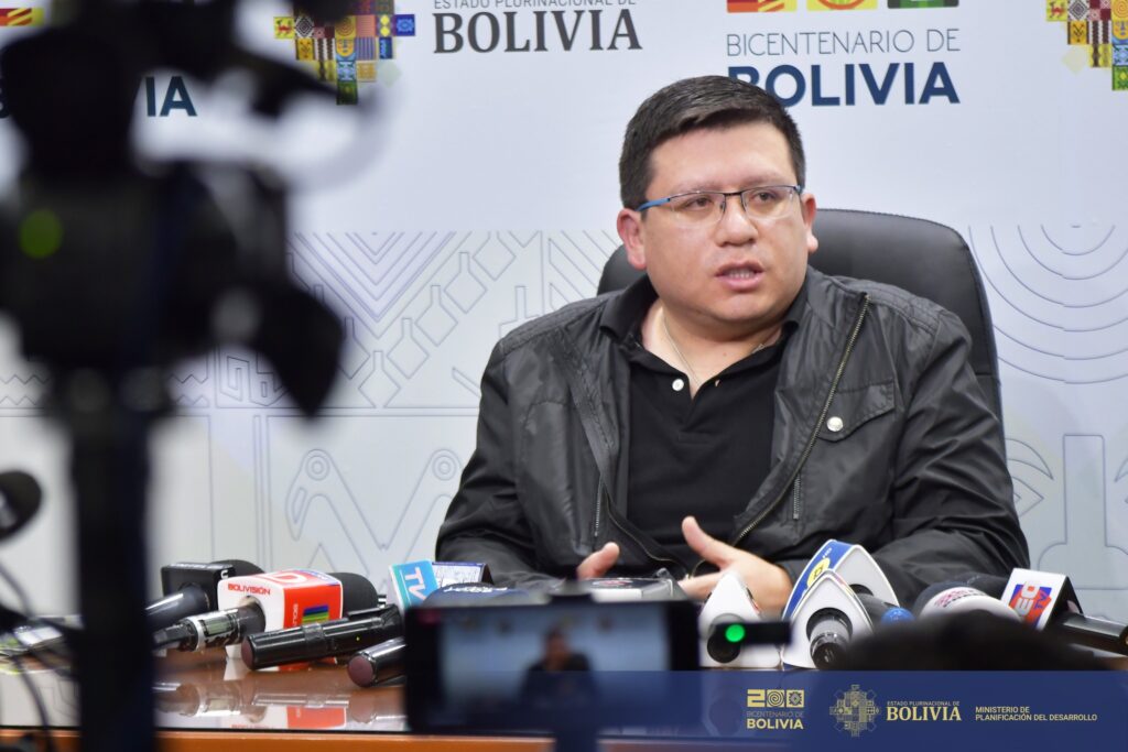 El ministro de Planificación del Desarrollo, Sergio Cusicanqui, en una rueda de prensa. / Foto: MPDD.