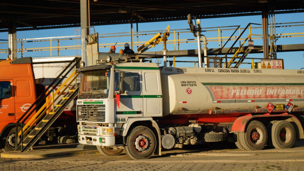 El transporte de combustibles en una planta de YPFB. / Foto: YPFB.