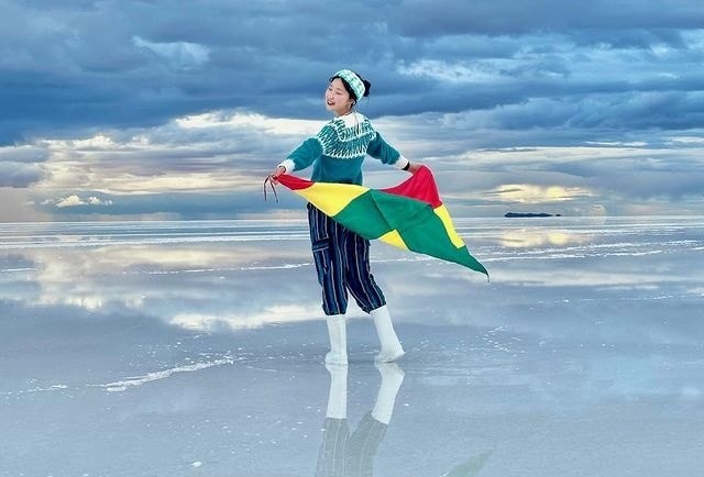 La imagen de una turista que visitó el salar de Uyuni. / Foto: @choihyeonjee