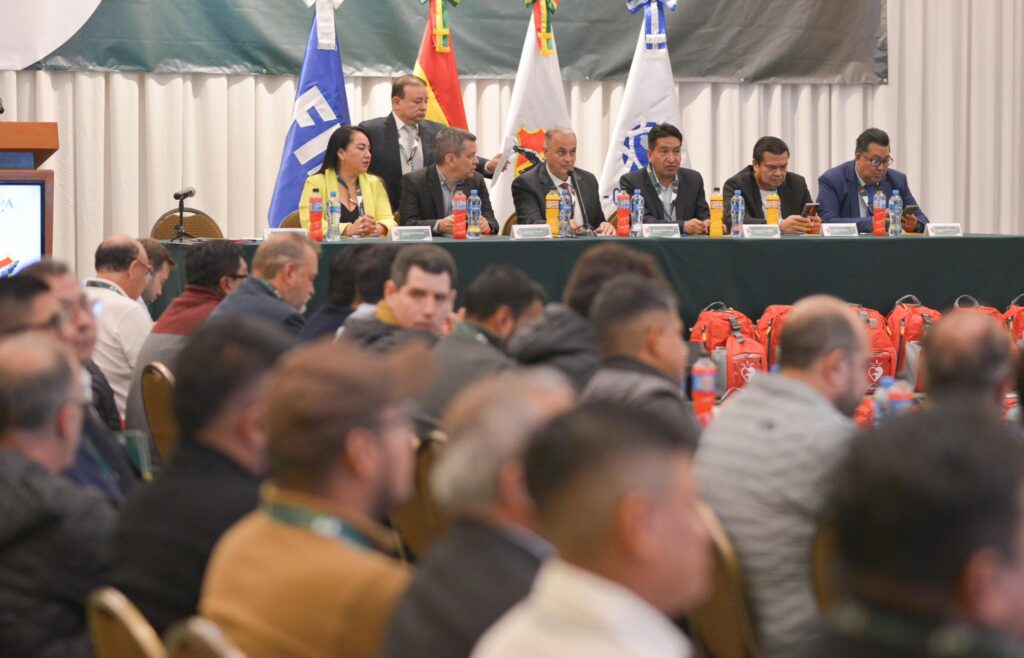 La reunión de la Federación de Fútbol Boliviano (FBF) de este martes. / Foto: FBF.