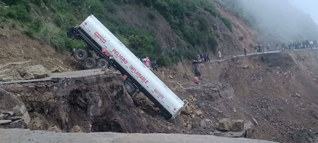 La zona en la cual colapsó la plataforma de la ruta Cochabamba - Oruro. / Foto: La Patria.