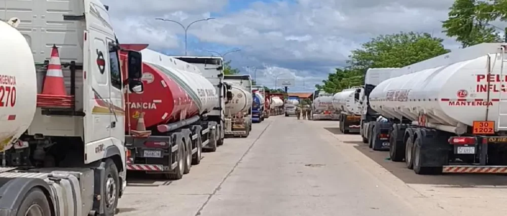 Las cisternas que esperan en puertas de la refinería de la Palmasola. / Foto: UNITEL.