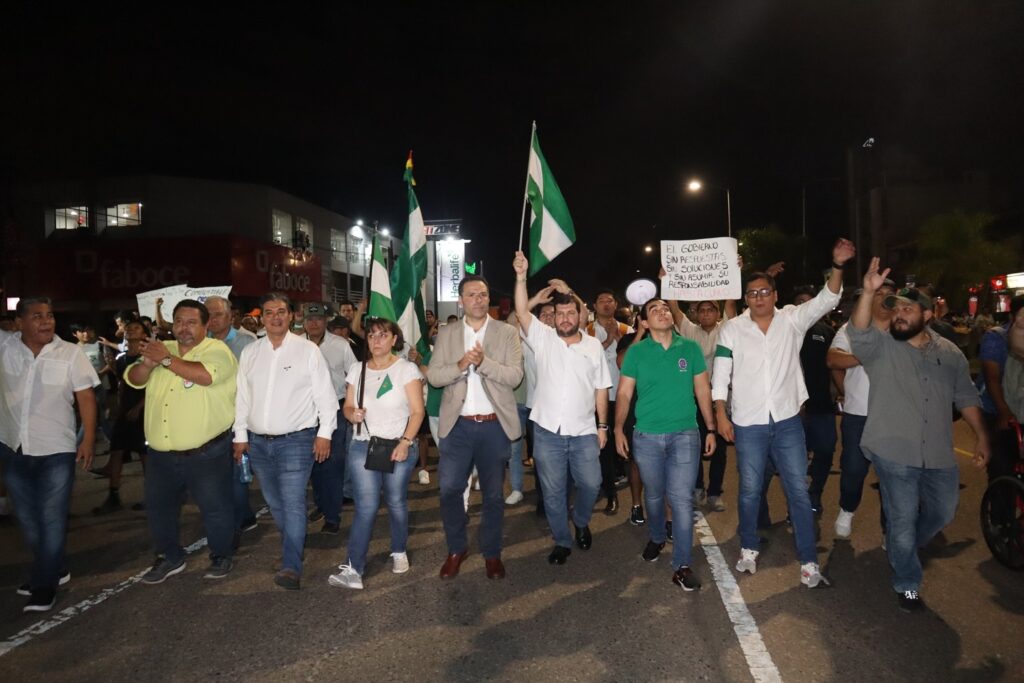 Los dirigentes cívicos de Santa Cruz en una protesta por la falta de combustibles. / Foto: CCPS.