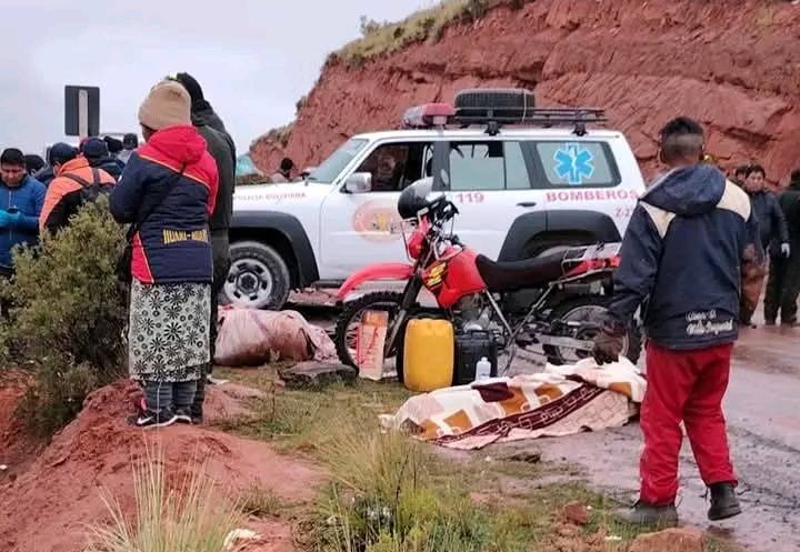 Los equipos de rescate trabajan en el lugar del siniestro. / Foto: Bolivia Like.