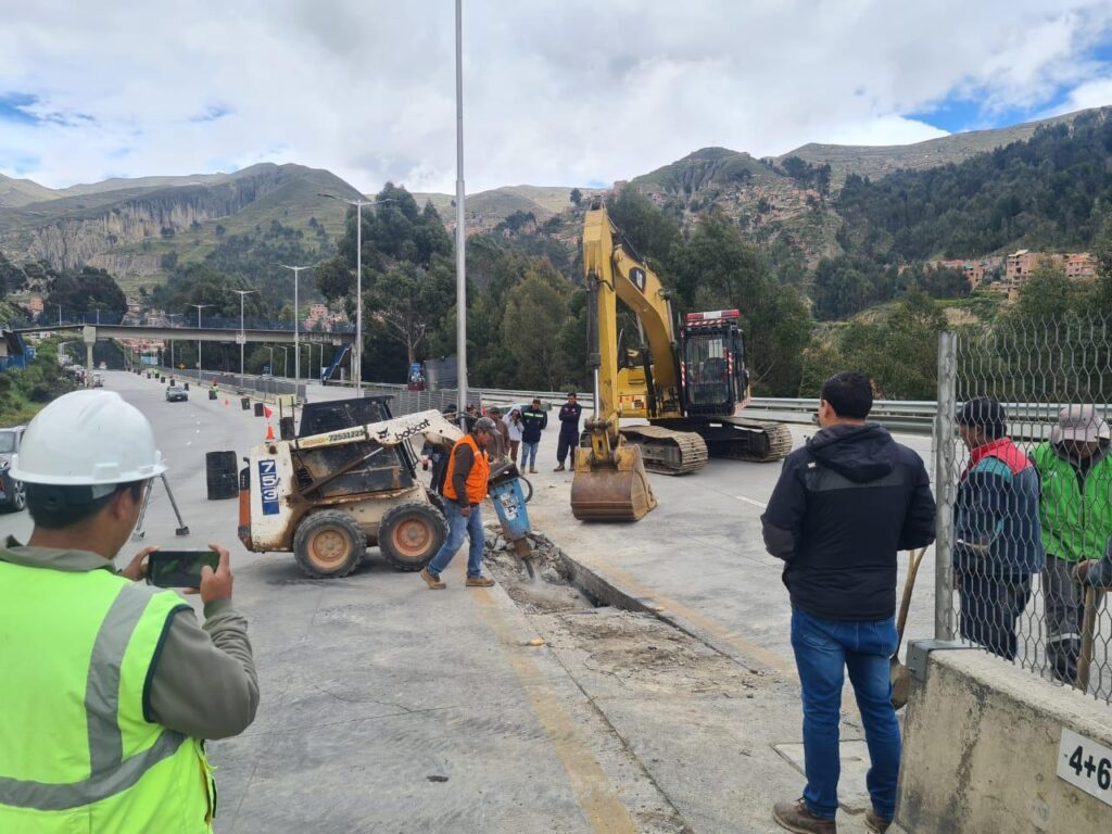 Los trabajos que se ejecutan en un sector de la Autopista La Paz - El Alto. / Foto: ABC.