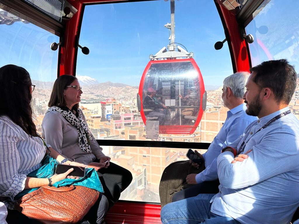 Personeros del BID en su visita a la empresa del teleférico. / Foto: Mi Teleférico.