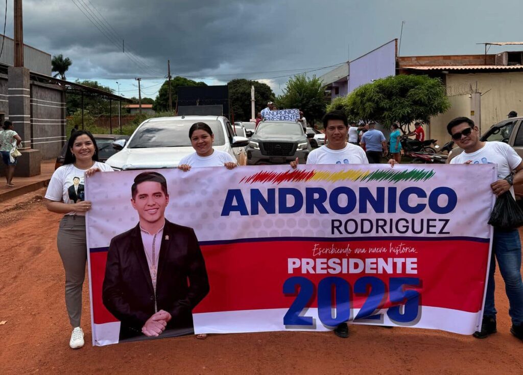 Seguidores de Andrónico en San Matías muestran un letrero con un lema en favor de su postulación. / Foto: DTV.