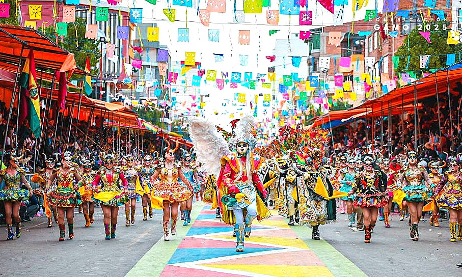 Un grupo de diablos hace su paso en el Carnaval de Oruro. / Foto: GAMO.